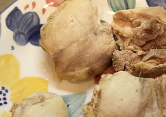 1. Этап. Суп с курицей и гречкой: Достаем куски птицы из кастрюли.