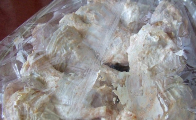 1. Этап. Куриная голень в рукаве: По истечении времени перекладываем курицу в форму для выпекания и помещаем ее в рукав. Или же можно наоборот - положить курицу в рукав, а его в форму, разницы особой нет.