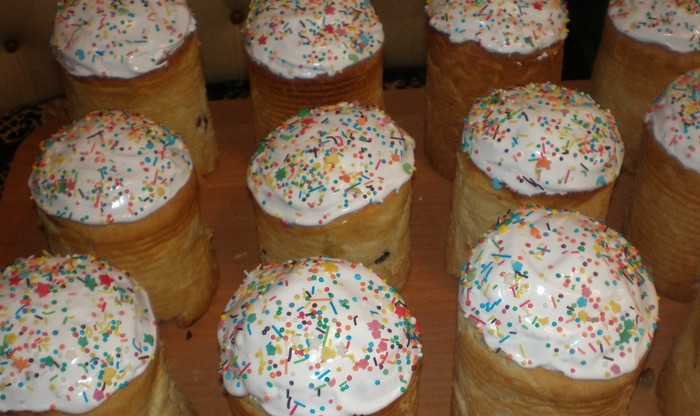 1. Этап. Кулич на закваске без дрожжей: Остывшие куличи покрываем глазурью. Приятного аппетита!