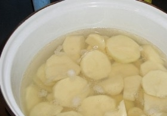1. Этап. Кальмары с картофелем: Картофель почистить и поставить вариться.