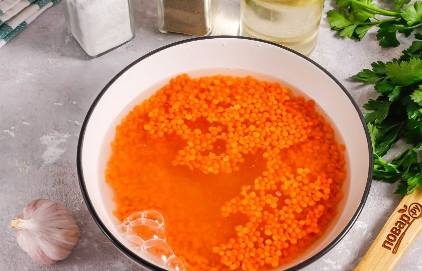 1. Этап. Суп из чечевицы без картофеля: Чечевицу промойте в воде несколько раз и слейте жидкость.