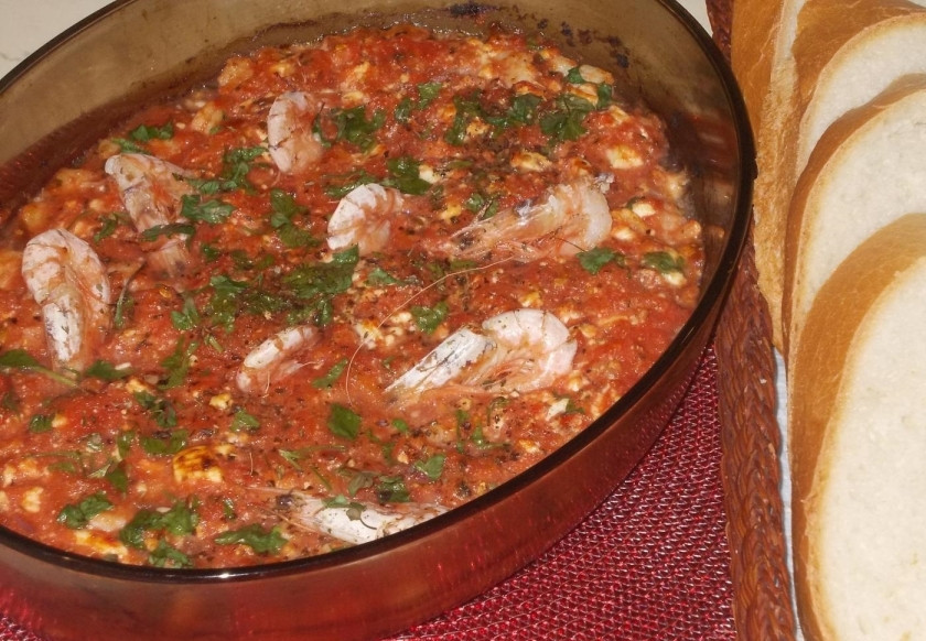 1. Этап. Креветки, запеченные под соусом: 11. Подаю креветки с ломтиками белого хлеба, чтобы потом обмакивать его в остатки соуса.