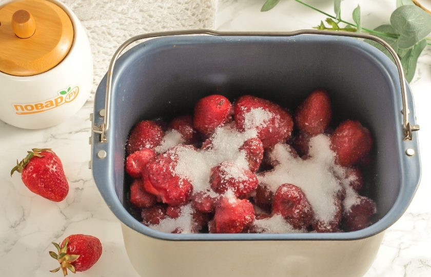 1. Этап. Джем из клубники в хлебопечке: Добавьте сахарный песок. По желанию можно всыпать немного лимонной кислоты или ванильный сахар. Активируйте программу 