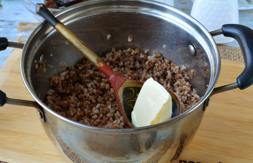 1. Этап. Гречка с финиками: Варите гречку еще 5 минут, затем добавьте сливочное масло и перемешайте.