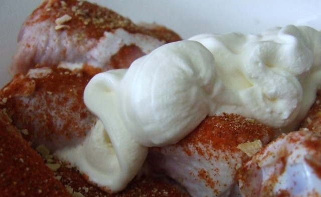 1. Этап. Куриная голень в рукаве: Добавляем пару ложек сметаны.