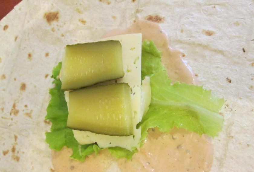1. Этап. Лаваш в дорогу: 4. Соленый огурец нарезаю пластинками и кладу поверх сыра.
