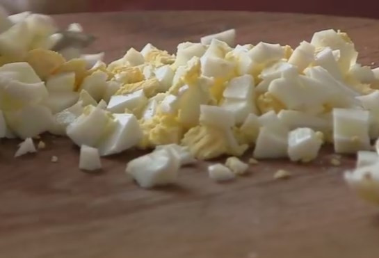 1. Этап. Слоеный салат Королевская шуба: 2. Отваренные вкрутую яйца измельчите ножом.