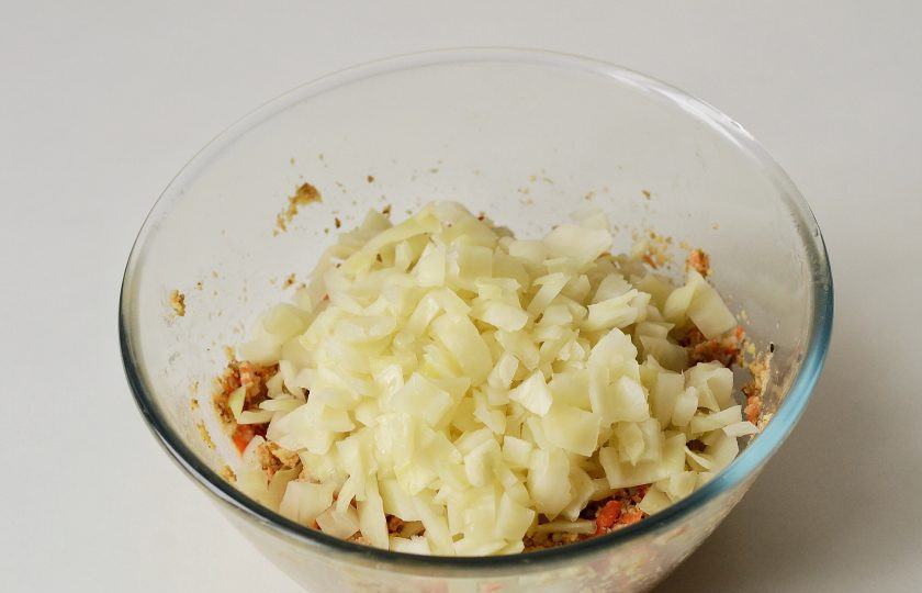 1. Этап. Ленивые вегетарианские голубцы: Затем добавьте капусту.