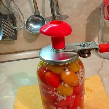 1. Этап. Помидоры Под снегом: Горячий маринад залить в банки и закатать заранее простерилизованными крышками.