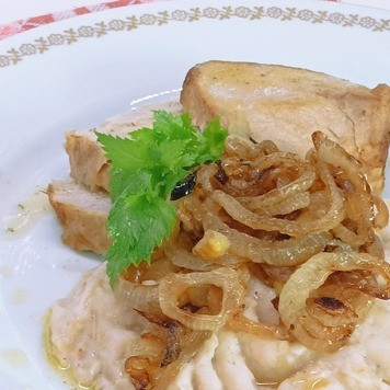 1. Этап. Пюре из белой фасоли по-румынски: 2 оставшиеся луковицы очистить, нарезать кольцами. Обжарить их в хорошо разогретом растительном масле. Подавать пюре с колечками жареного лука.