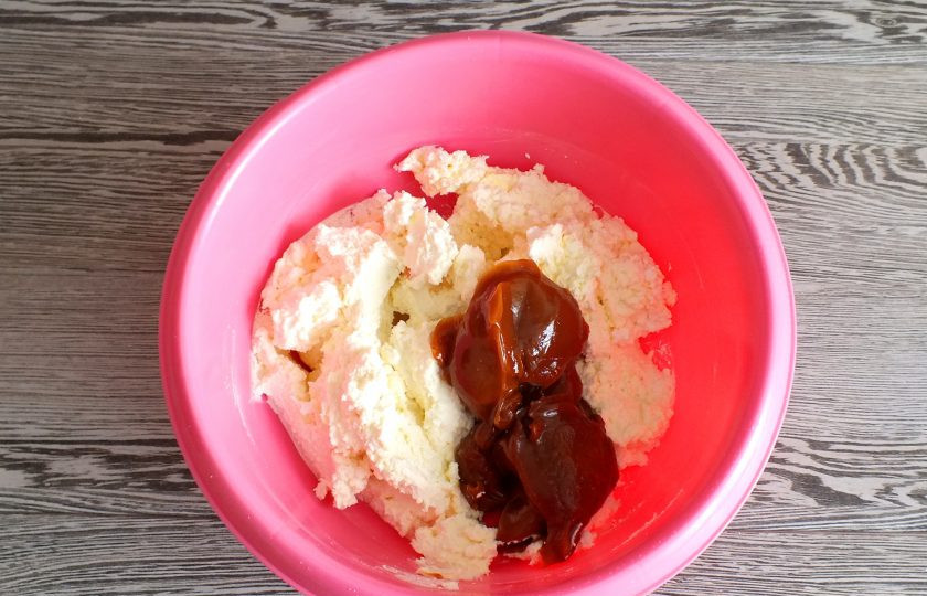 1. Этап. Пасха с вареной сгущенкой: Добавьте вареное сгущенное молоко. Хорошо перемешайте погружным блендером.