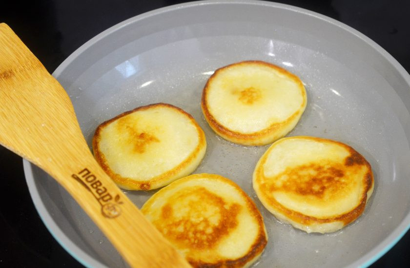 1. Этап. Оладьи с припеком: 7. Переверните и дожарьте с другой стороны.