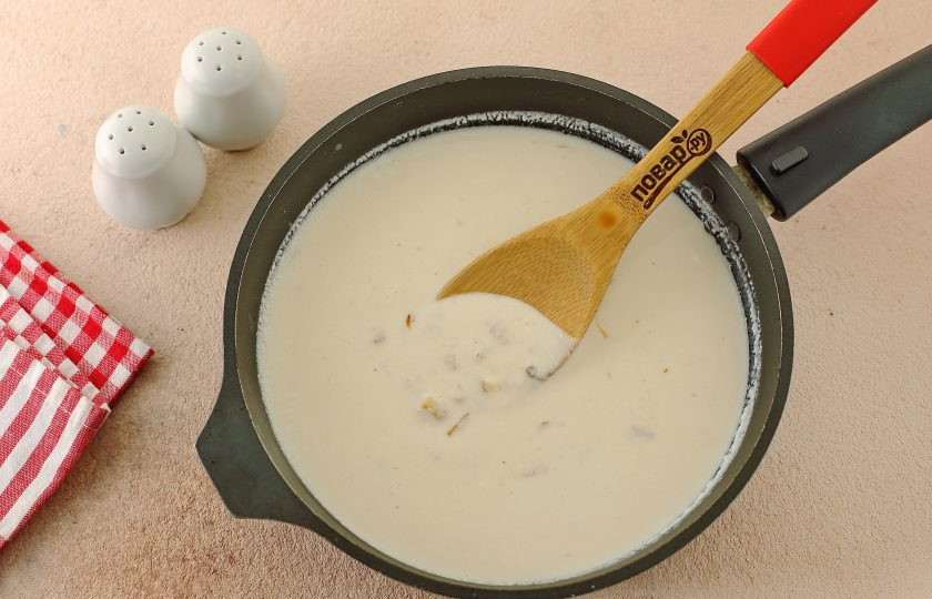 1. Этап. Сметанно-молочный соус: Прогрейте и тонкой струйкой влейте молоко, добиваясь необходимой консистенции. Помните, что соус после остывания немного загустеет. Доведите до кипения и снимите с плиты. Сметанно-молочный соус готов.