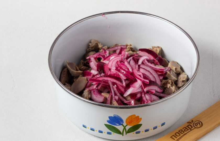 1. Этап. Салат с куриными потрошками: Добавьте маринованный лук.