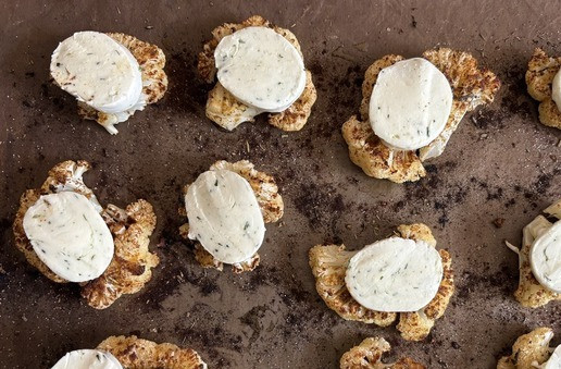 1. Этап. Цветная капуста, запечённая под моцареллой: Моцареллу нарезать шайбами, разложить на капусту и запекать ещё минут 5 - 7. Как сыр расплавился и зарумянился - готово.