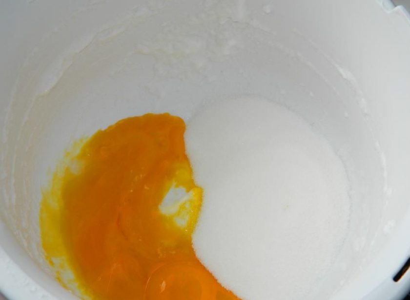 1. Этап. Торт на крестины: Для приготовления бисквита взбейте яйца с сахаром.