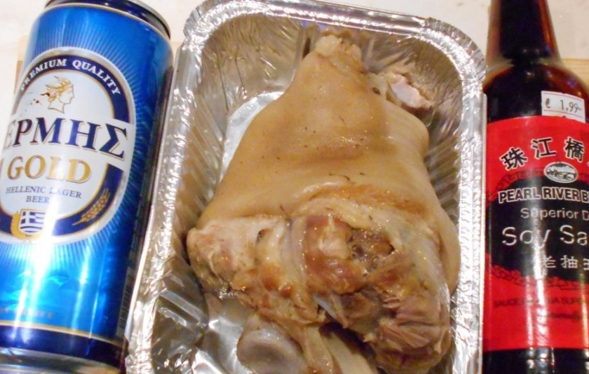 1. Этап. Свиная ножка по-баварски: 4. Вареную ногу перемещаем в миску.