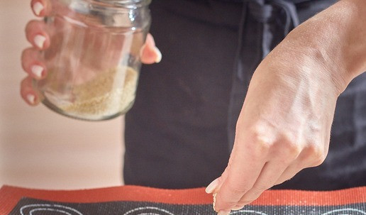 1. Этап. Звездочки с сыром: Смазать яйцом и посыпать кунжутом.