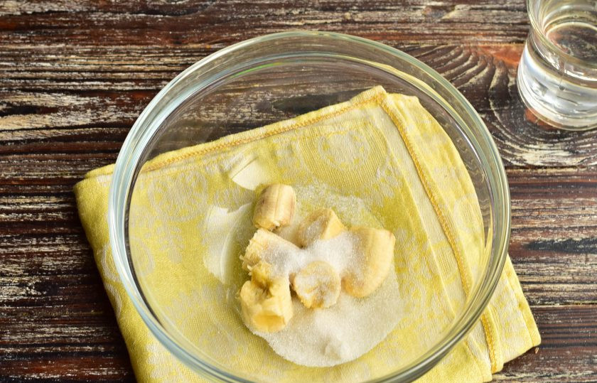 1. Этап. Банановый кисель: Всыпьте сахар.