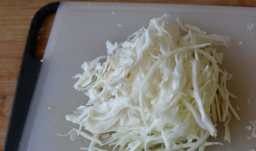 1. Этап. Салат Портфолио: Капусту шинкуем тонкими полосками, слегка посыпаем солью, обминаем.