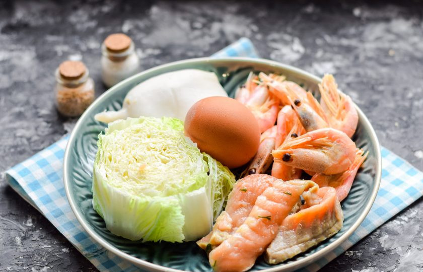 1. Этап. Салат из пекинской капусты с морепродуктами: Подготовьте ингредиенты. Креветки и кальмар отварите до готовности, в течение нескольких минут.