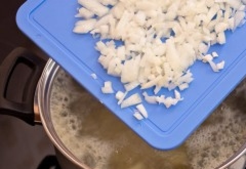 1. Этап. Суп из консервированной горбуши: Далее лук