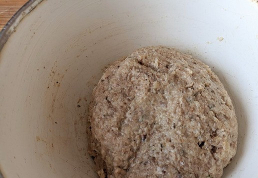 1. Этап. Сэндвич «Патти Мелт» с индейкой: Смешиваем с фаршем из индейки и хорошо вымешиваем, отбиваем.