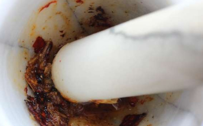 1. Этап. Суп Том ям с кокосовым молоком: Перекладываем массу в ступку, растолчем её в кашицу.