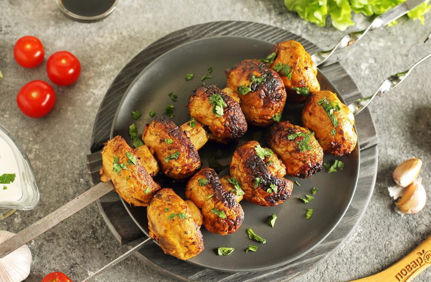 1. Этап. Маринад для шампиньонов на мангале: В результате получаются румяные и ароматные грибочки. По желанию можно посыпать их зеленью. Приятного аппетита!