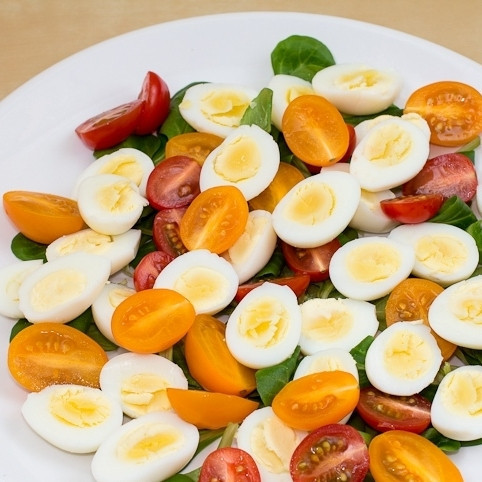 1. Этап. Салат Милые крошки: Помидоры черри режем пополам и тоже кладем на тарелку.