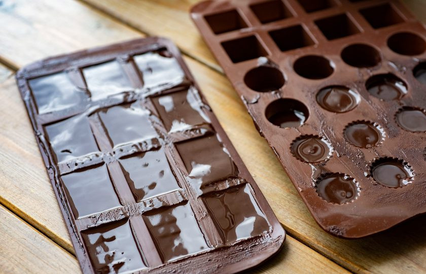 1. Этап. Домашний шоколад из какао масла: Шоколадную смесь разложите по формочкам и отправьте в холодильник на 4-6 часов до полного застывания.