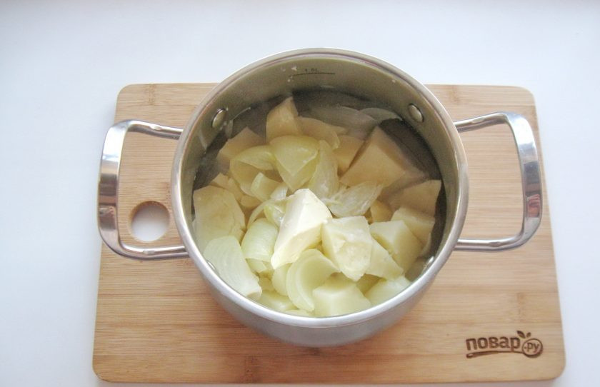 1. Этап. Луковое пюре: Выложите в кастрюлю с луком и картофелем сливочное масло.
