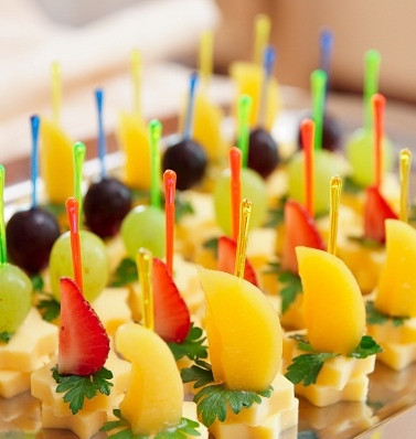 1. Этап. Канапе для детей: 5. Еще один интересный вариант - это классический рецепт канапе для детей, сочетающий сыр и фрукты. Виноград подойдет для них лучше всего, однако можно использовать также персики, клубнику и другие фрукты. Чтобы канапе смотрелись еще интереснее, сыр можно вырезать с помощью формочек для печенья - в виде зверюшек, звездочек или цветочка.