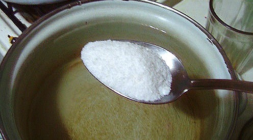 1. Этап. Маринованные вешенки на зиму: 3. Делаем рассол. 3 стакана воды (600 мл) нагреваем и разводим в ней соль и сахар.