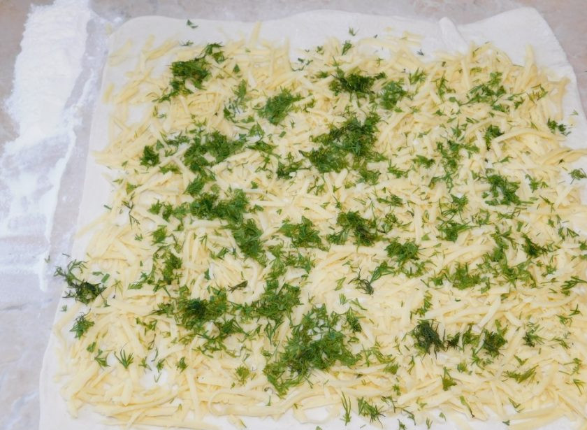 1. Этап. Рулет из слоеного теста с сыром: Посыпьте нарезанной зеленью.