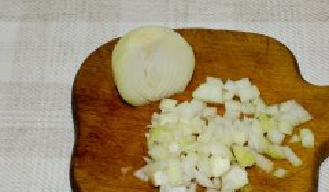 1. Этап. Вегетарианский салат с авокадо: Мелко нарежьте луковицу.