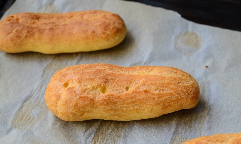 1. Этап. Эклеры с шоколадным кремом: Запекайте эклеры в разогретой на 200 градусов духовке 15 минут.