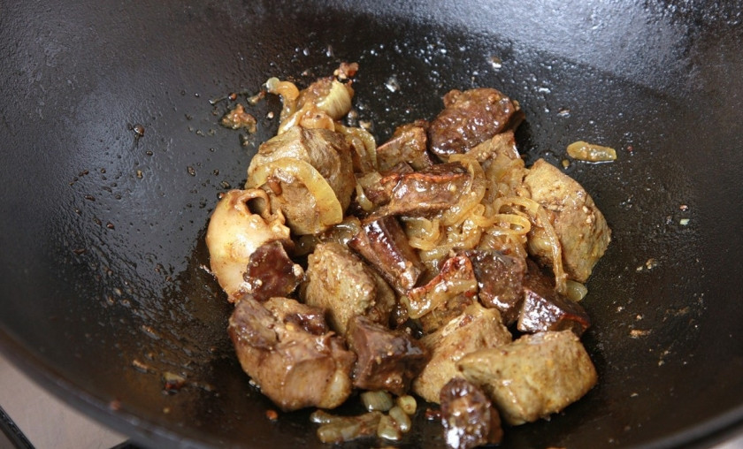 1. Этап. Кучмачи из куриных потрохов: Когда вино выпарится - кучмачи готово! Подаем блюдо горячим, украсив зеленью. Вот такой не сложный рецепт кучмачи из куриных потрохов - наслаждайтесь и приятного аппетита)