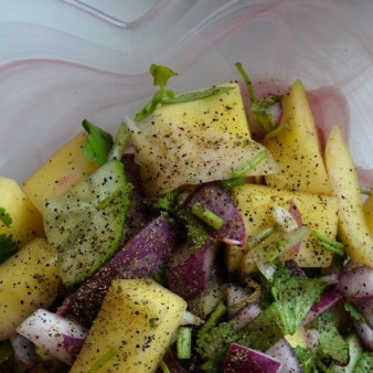 Постный салат с манго