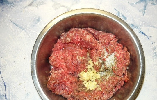 Фаршированные ракушки под сливочным соусом 1. Этап. Фаршированные ракушки под сливочным соусом: 1. Первым делом нужно заняться фаршем. Мясо вымыть, обсушить и пропустить через мясорубку (можно измельчить в комбайне) вместе с чесноком. Вбить яйцо или белок, добавить по вкусу соль, перец и другие специи.