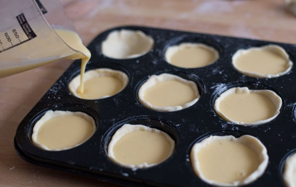 1. Этап. Пастель-де-Ната: 12. Равномерно разлейте крем во все формочки.