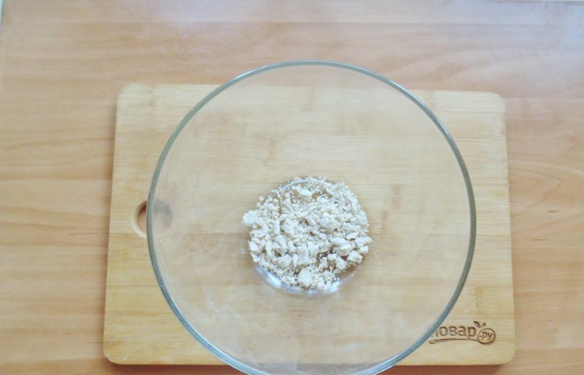 1. Этап. Испанская пицца: Дрожжи раскрошите в миску.