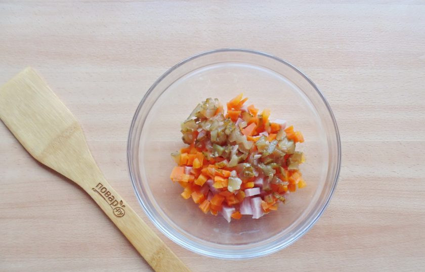 1. Этап. Салат с бужениной и грибами: Маринованный огурец мелко нарежьте.