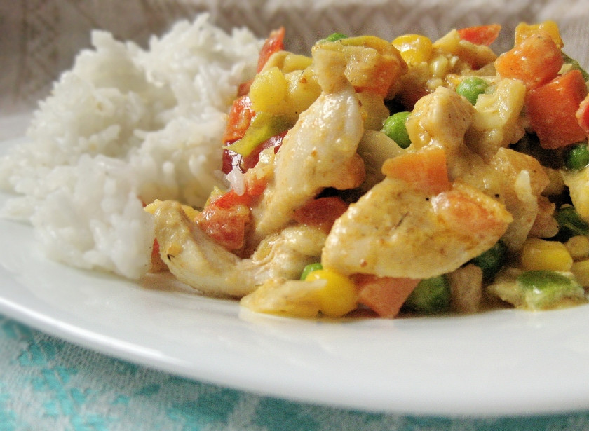 1. Этап. Курица с овощами и рисом: К курице и овощам добавить сметану и сыр, перемешать и оставить на огне еще 5 минут. Подать с рисом.