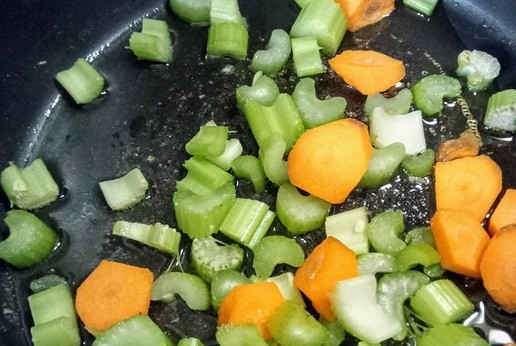 1. Этап. Куриный суп с пармезаном от Оттоленгги: Жарить морковь и сельдерей 4 минуты. Добавить чеснок и кожуру пармезана. Продолжать жарить ещё 30 секунд. Соединить отложенную жидкость с овощами, довести до кипения. Поперчить, добавить 1/2 ложки соли. Уменьшить огонь и тушить 15 минут до мягкости овощей. Суп частично готов.