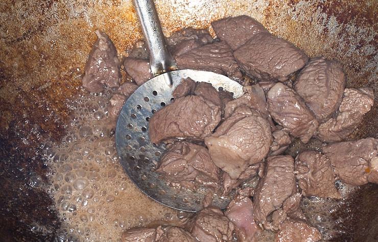 1. Этап. Баклажаны в казане на костре: Вместо овощей теперь в казане с маслом обжарьте мясо почти до готовности.