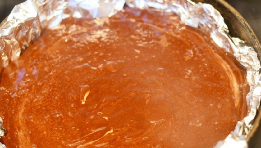 1. Этап. Шоколадный пирог (простой рецепт): В получившуюся шоколадную массу введите взбитые миксером яйца с сахаром. Аккуратно все перемешайте ложкой и вылейте в застеленную фольгой форму для запекания. Разогрейте духовку до ста восьмидесяти градусов и выпекайте пирог тридцать минут. Приятного чаепития!