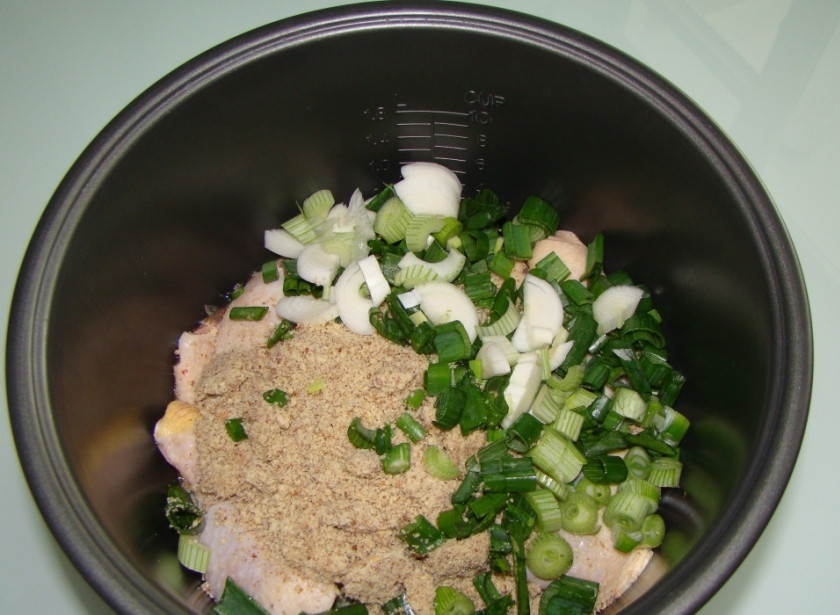 1. Этап. Сациви из курицы в мультиварке: Измельчите зелень, орехи пропустите через мясорубку или блендер. Курицу промойте и разделайте на куски. Выкладывайте слоями в миску мультиварки: курица, орехи, лук.