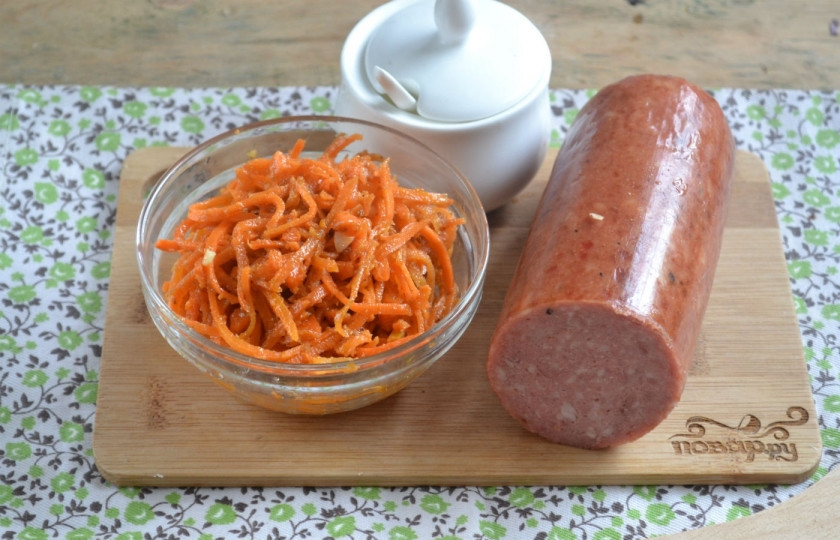 1. Этап. Салат с морковкой и колбасой: Подготовьте все необходимые ингредиенты. Сделайте морковь по-корейски. Я брала уже готовую, у меня в холодильнике всегда она есть в небольшом количестве. Рецепт вкусной моркови по-корейски можно также найти на нашем сайте.