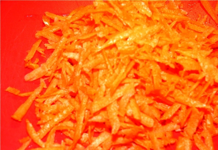 1. Этап. Постные щи: Морковь почистить и крупно натереть.